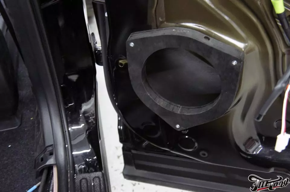 Комплексная шумоизоляция салона и полная замена штатной акустической системы. Toyota RAV4